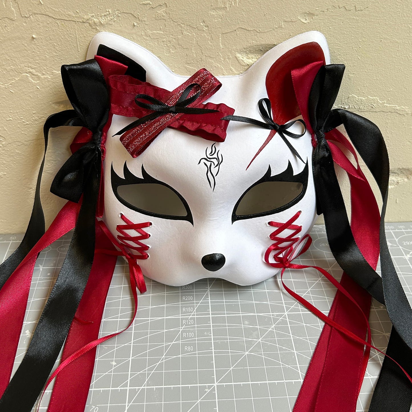 Half cat mask kitsune spirit kabuki 01