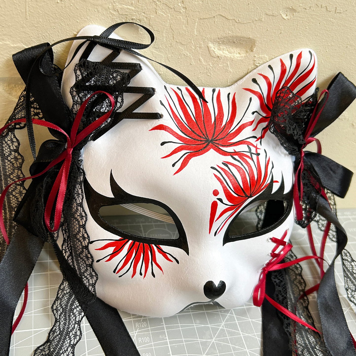 Red spider lily  cat mask Kitsune kabuki 01