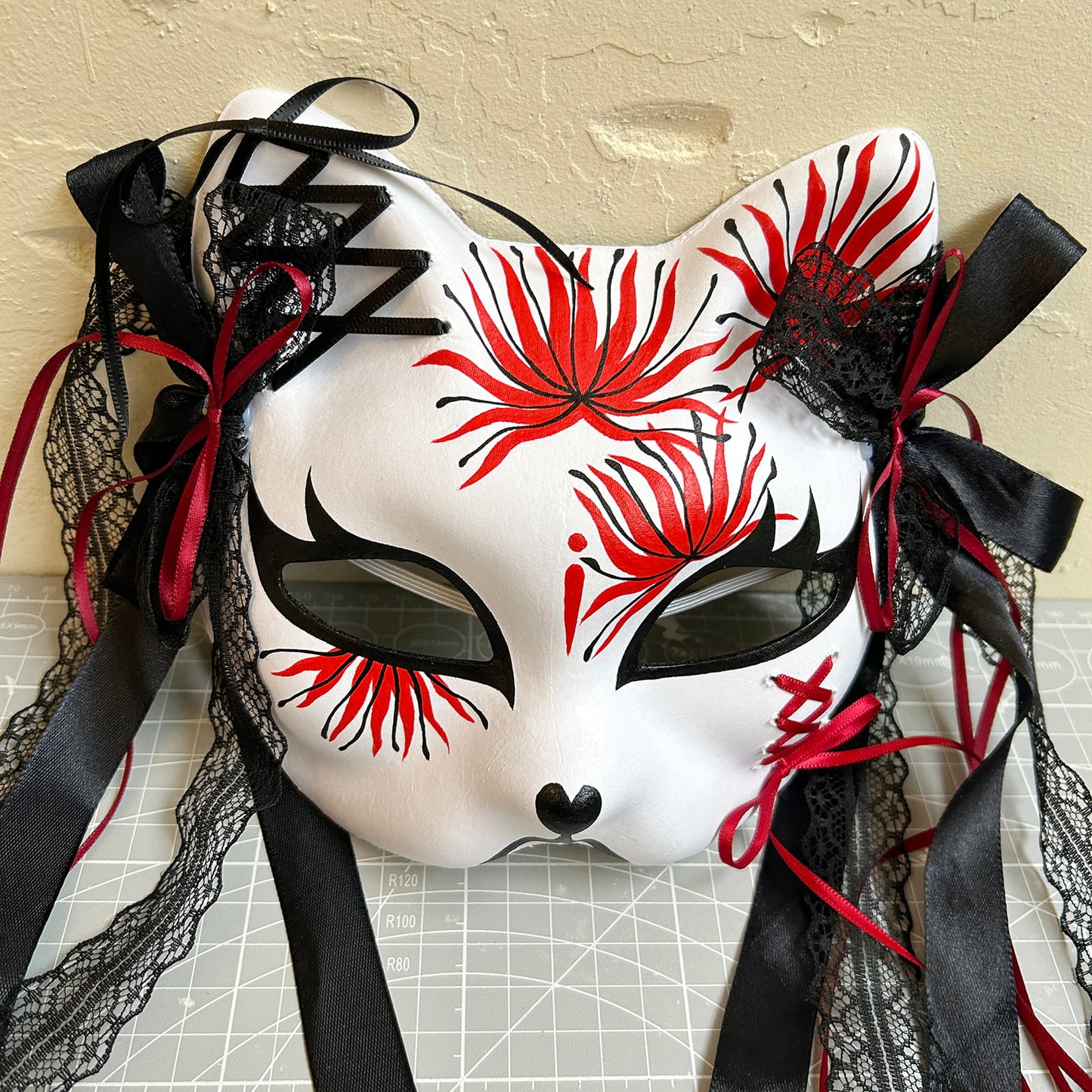 Red spider lily  cat mask Kitsune kabuki 01