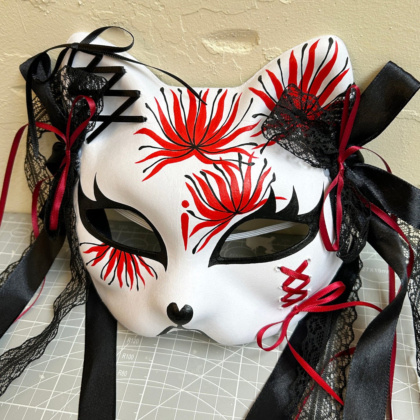 Red spider lily  cat mask Kitsune kabuki 01