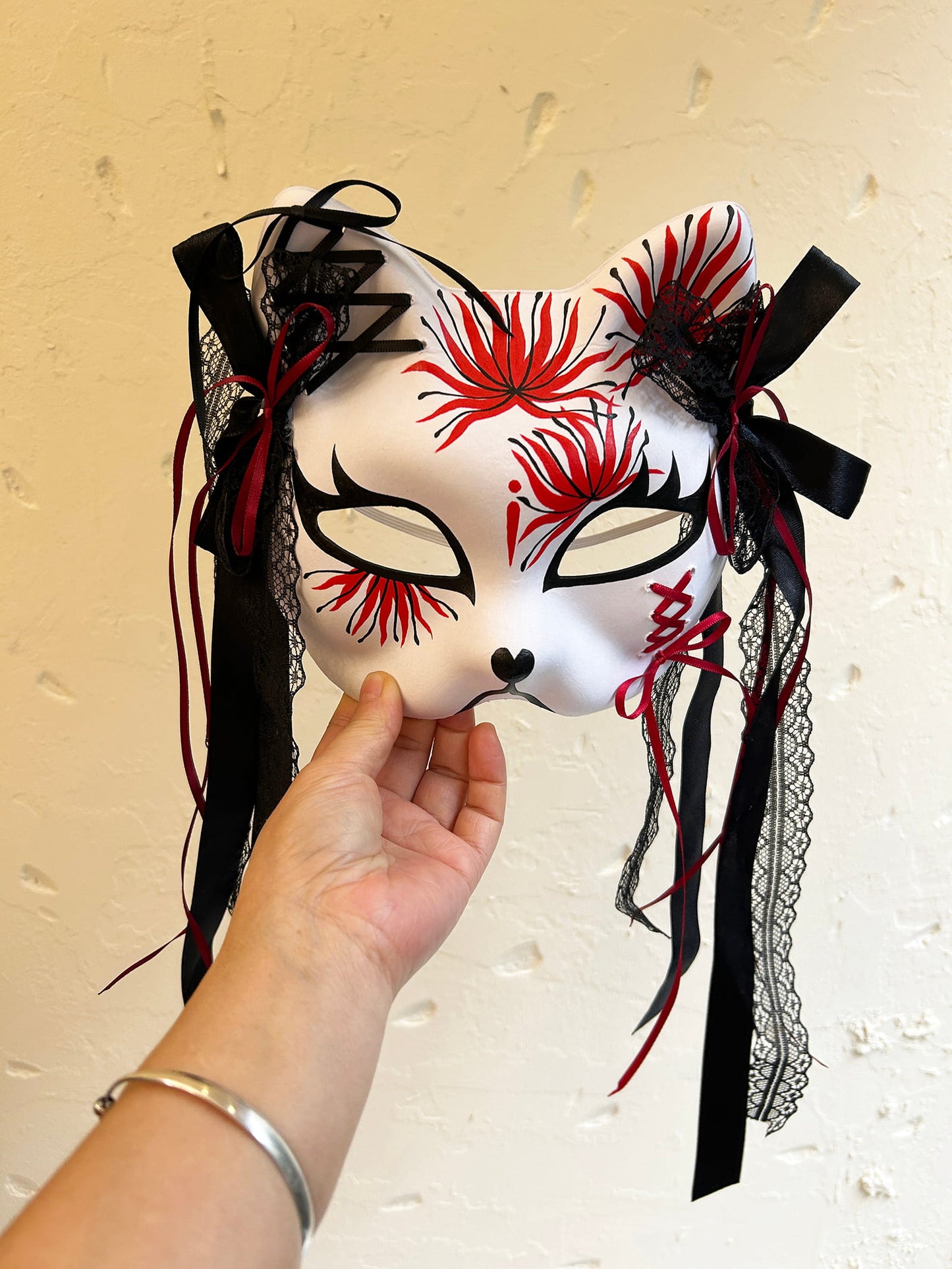 Red spider lily  cat mask Kitsune kabuki 01