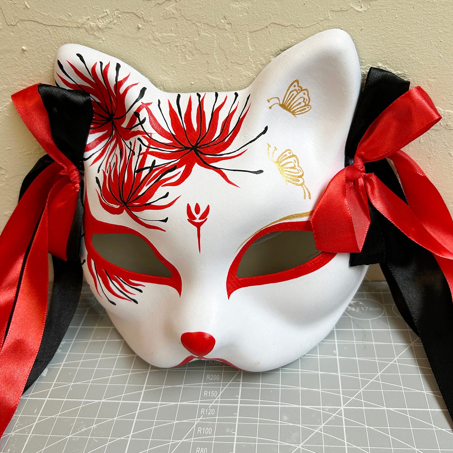 Red spider lily  cat mask Kitsune kabuki 02